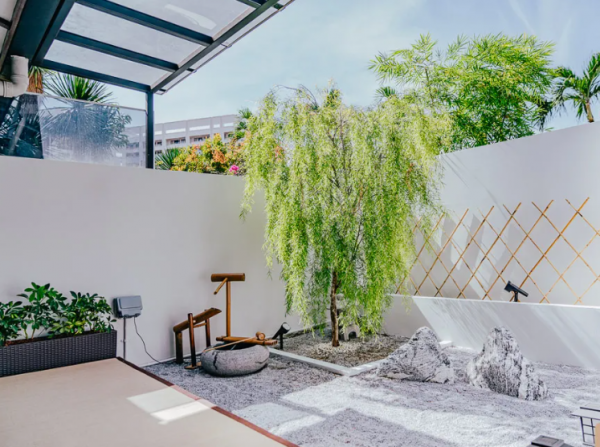 Teras dengan taman batu zen dan meja batu